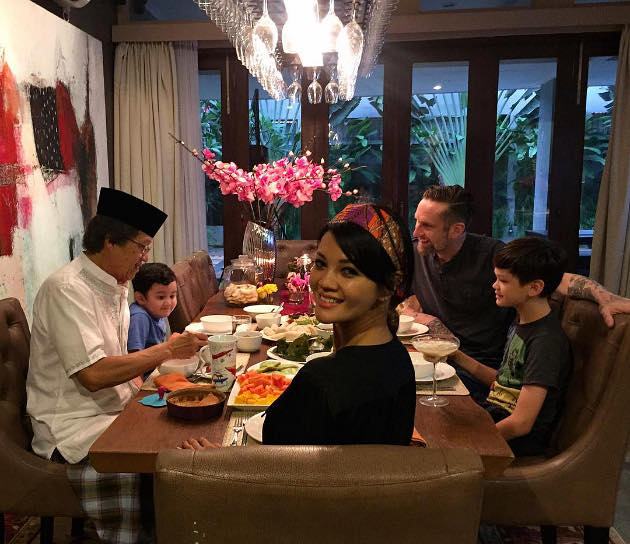 Farah Quinn Buka Puasa Bareng Mantan Suami