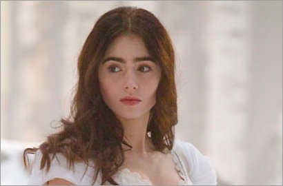 Sosok Cantik Lily Collins Sebagai Putri Salju di ' Mirror 