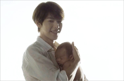 Kim Woo Bin Tunjukkan Sisi Hangat dengan Peluk Bayi di Iklan