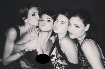 Bagian Payudara Ngintip, Selena Gomez Kembali Diisukan Operasi