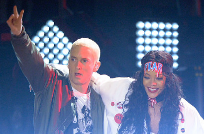 Eminem dan Rihanna Panaskan Panggung Konser 'The Monster Tour'