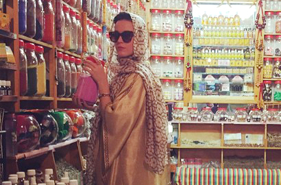 Rayakan Ultah ke-30, Katy Perry Pakai Hijab ke Pasar