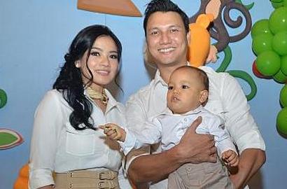 Titi Kamal dan Christian Sugiono Rayakan Ultah Pertama Anak
