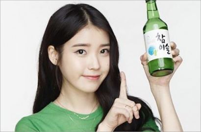 IU Jadi Bintang Promosi Minuman Khas Korea Soju