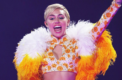 Tunjukkan Bagian Dada dan Cium Gadis, Miley Cyrus Semakin Liar