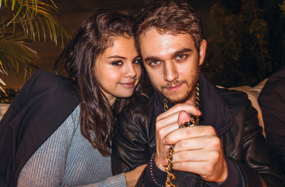 Selena Gomez dan DJ Zedd Unjuk Kemesraan di Pesta Teman