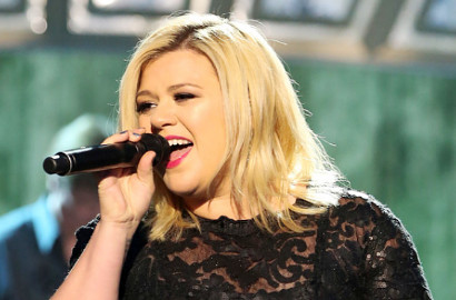 Kelly Clarkson: Tak Ada yang Mau Kolaborasi Denganku