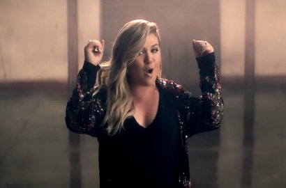 Kelly Clarkson Dikelilingi Kubus Misterius di MV Baru 'Invicible'