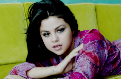 Selena Gomez Pamer Belahan Dada di Teaser MV 'Good for You'