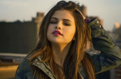 Selena Gomez Pelototi Fansnya di Paris, Kenapa?