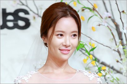 Cantik dengan Gaun Pengantin, Hwang Jung Eum Juga Pakai Hanbok Saat Menikah