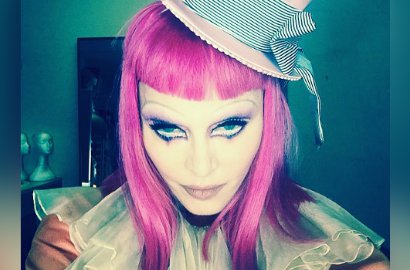 Pakai Kostum Badut, Madonna Justru Nangis Saat Manggung di Australia