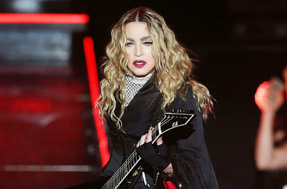 Bikin Syok, Madonna Tarik Atasan Remaja Hingga Payudara Terekspos di Konsernya