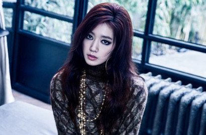 Akui Suka Gaya Feminin, Park Shin Hye Tetap Cantik Tampil Gothic di Majalah