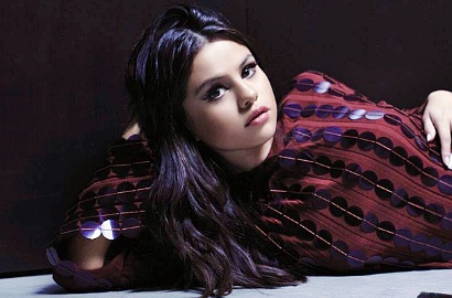 Sambut Tur 'Revival', Selena Gomez Seksi Berendam Sambil Topless