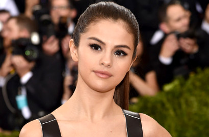 Ngedance Seksi di Konser 'Revival', Selena Gomez Disebut Salah Kostum