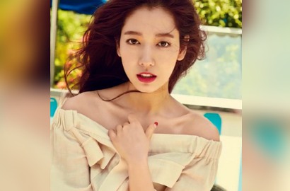 Park Shin Hye Pamer Bahu Seksi Pemotretan di Majalah Singles