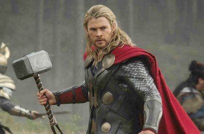 Awas Ngakak, Chris Hemsworth Bocorkan Palu Versi Baru Buat 'Thor: Ragnarok'