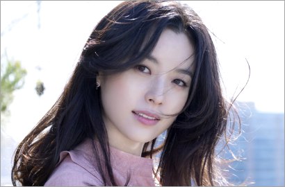Lama Tak Pakai Lipstik Merah, Han Hyo Joo Tak Pede di Pemotretan?
