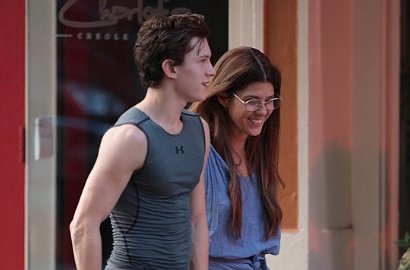 Tom Holland dan Marisa Tomei Pelukan di Lokasi Syuting 'Spider-Man: Homecoming'
