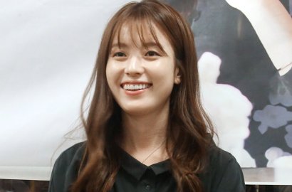 Tebar Senyum Cerah, Cantiknya Han Hyo Joo Saat Tiba di Bali