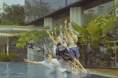 Nyebur ke Kolam Renang, Seventeen Topless di MV 'Healing'