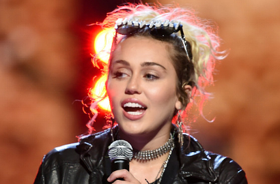Duh, Beredar Video Lawas Miley Cyrus Biarkan Fans Pegang Area Sensitif Saat Konser