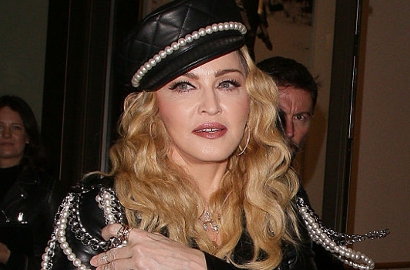 Bikin Geger, Madonna Biarkan Selangkangannya Diraba-Raba Fotografer