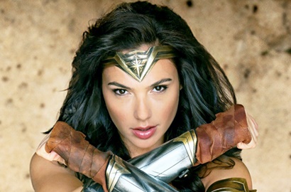 Gal Gadot Curi Pedang Mematikan di Foto Terbaru 'Wonder Woman'