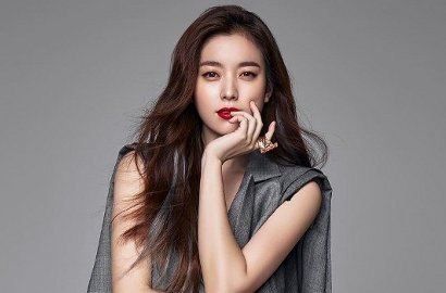 Umbar Pundak Mulus, Seksinya Han Hyo Joo Pakai Lipstik Merah di Pemotretan