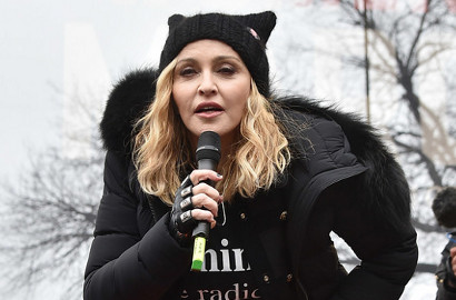 Seksi Berbikini, Putri Madonna Pede Pamer Bulu Ketiak