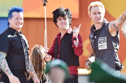 Diprotes Karena Tampil Usai Pemain Akrobat Tewas, Ini Alasan Green Day