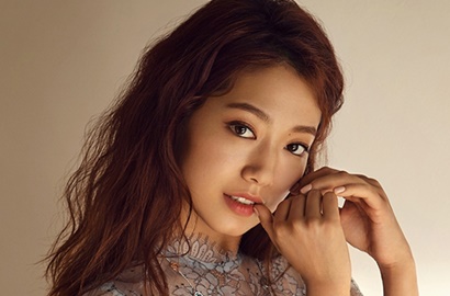 Elegan dan Cantik, Park Shin Hye Tampil Mempesona di Pemotretan Ini