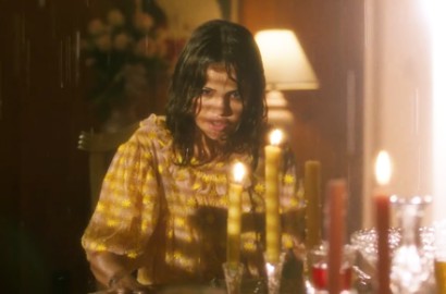 Bertingkah Aneh, Selena Gomez Makan Lipstik hingga Sabun di MV 'Fetish'