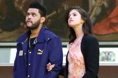 Pakai Celana Super Pendek, Selena Gomez Ciumi Tubuh The Weeknd