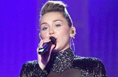Sedih Tom Petty Tutup Usia, Miley Cyrus Sepenuh Hati Bawakan Lagu Ini