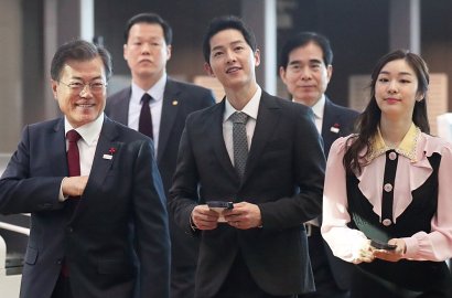 Bareng Kim Yuna, Song Joong Ki Temani Presiden KorSel di Acara Resmi Ini