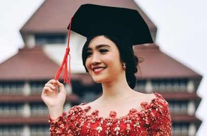 Lulus dari Universitas Indonesia, Febby Rastanty Resmi Bergelar Sarjana Hukum