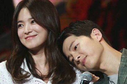 Suami Idaman, Manisnya Joong Ki Lindungi Hye Kyo di Foto Ini Saat Kencan