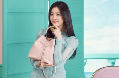 Penuh Warna, Han Hyo Joo Tebar Senyum Ceria di Pemotretan Brand Tas Ini