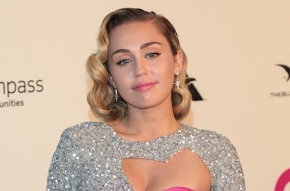Hormati Korban Penembakan, Miley Cyrus Ajak Fans Dukung Lagu 'Shine'