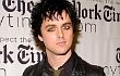 Vokalis Green Day Diusir dari Pesawat Karena Celana Melorot