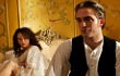 Robert Pattinson Beradegan Intim dengan Wanita Selain Kristen Stewart