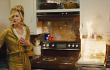 Jennifer Lawrence Ledakkan Microwave di Video 'American Hustle'