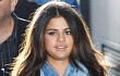 Selena Gomez Pamer Perut Saat Syuting Iklan Terbaru