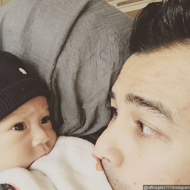 Jelang Sebulan, Intip Foto Lucu Rafathar dan Raffi Ahmad Saling Lirik