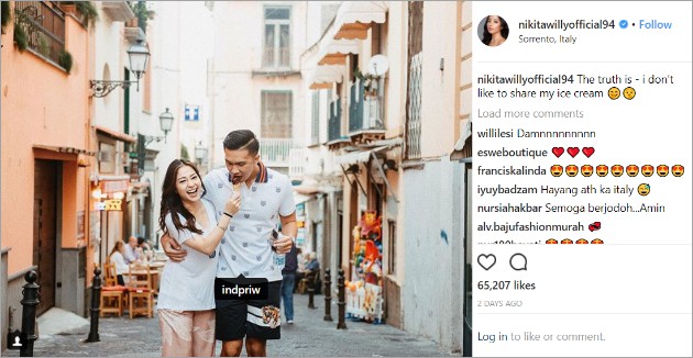 Rangkul Mesra Nikita Willy Tangan  Nakal Indra di Dekat 