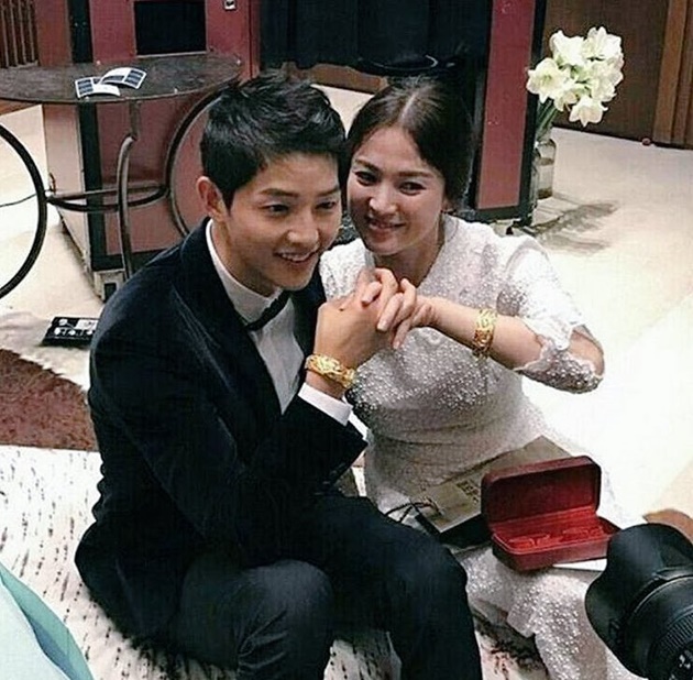 Awas Cemburu, Romantisnya Joong Ki Genggam Erat Tangan Hye 