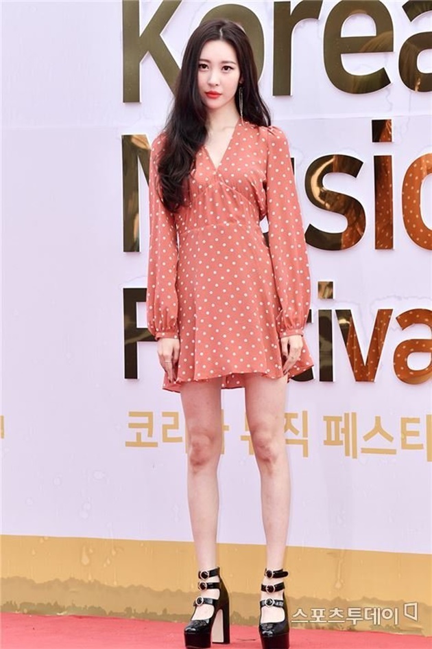 Cantik Bak Boneka di Red Carpet KMF 2017, Sunmi Dibilang 