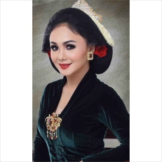 Cantiknya Yuni Shara Tampil Ala Kartini